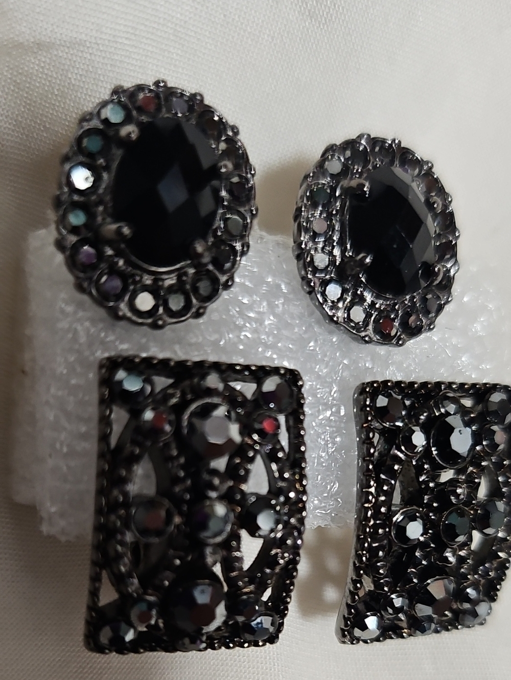 Vintage MONET CLIP EARRINGS.